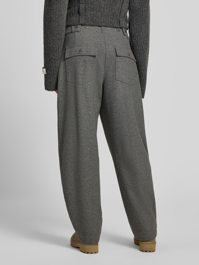 Frauenmodel trägt Regular Fit Barrel Leg Hose mit Viskose-Woll-Anteil Modell 'October' von CAMBIO, Melange-Optik, Ganzkörperansicht Rückansicht.