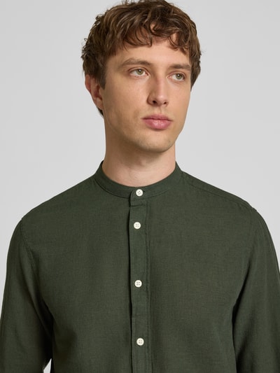 Männermodel trägt Slim Fit Freizeithemd aus Baumwoll-Leinen-Mix Modell 'CAIDEN' von Only & Sons, Optik: Unifarben, Nahaufnahme Oberkörper.