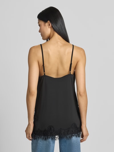 Frauenmodel trägt schwarzes Top mit Spitzenbesatz Modell 'BICCO' von FREE/QUENT, Material-Mix, Relaxed Fit, Ganzkörperansicht Rückansicht.