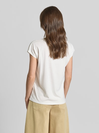 Frauenmodel trägt Regular Fit T-Shirt aus Viskose-Mix von Christian Berg Woman in Weiß mit Rundhalsausschnitt, Rückansicht, Ganzkörperansicht.
