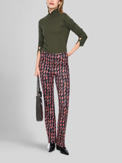 Frauenmodel trägt Longsleeve mit Stehkragen und Zierknöpfen von Marc Cain in Olive, Baumwoll-Elasthan-Mix, Slim Fit, Ganzkörperansicht von vorne.