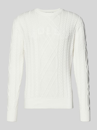 Produktfoto, Strickpullover aus Baumwoll-Modal-Mix von Guess in Weiß mit Zopfmuster, rundem Halsausschnitt und gerippten Abschlüssen.