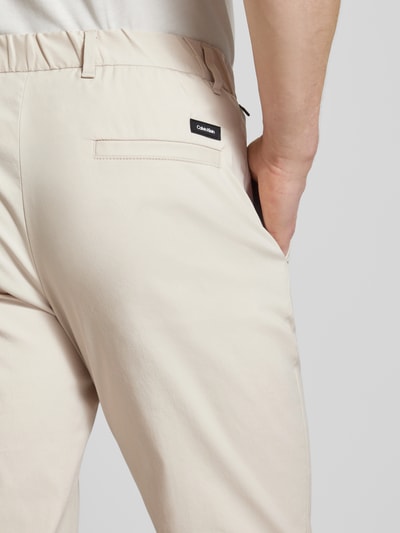 CK Calvin Klein Tapered Fit Hose mit Label-Detail Modell 'TECH' Sand 3