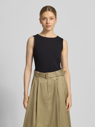 Frauenmodel trägt Top mit Rundhalsausschnitt von More & More in Schwarz, Baumwoll-Elasthan-Mix, Regular Fit, Ganzkörperansicht von vorne.