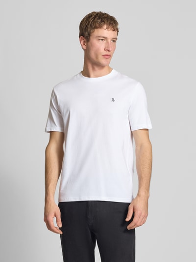 Mężczyzna nosi Regular Fit T-Shirt Set im 2er-Pack od Marc O'Polo, biały, krój regular fit, logo-print, bawełna, unisex, całkowity przód, zbliżenie na górne partie ciała