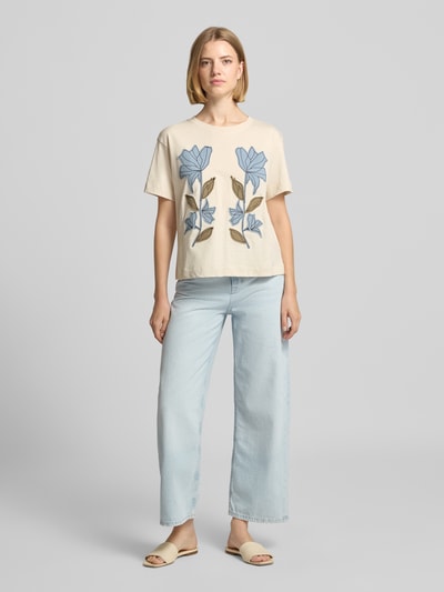 Modelka prezentuje Damski t-shirt z Hafty i okrągły dekolt od Jake*s Casual, bawełna, krój regular fit, długość tyłu 52 cm, widok z przodu całej sylwetki.