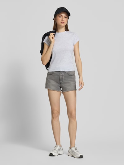 Frauenmodel trägt Regular Fit Jeansshorts aus Baumwoll-Mix Modell '501®' von Levi's® in grauer Denim-Optik mit 5-Pocket-Design, Ganzkörperansicht von vorne.