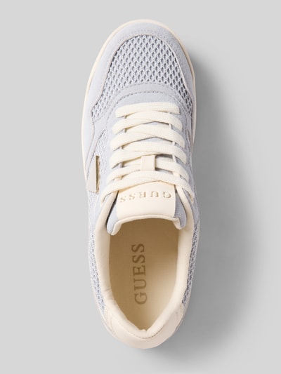 Produktfoto, Sneaker mit Logo-Detail Modell 'Miram' von Guess, Damen Sneaker mit abgerundeter Passform, Schnürverschluss, profilierte Sohle, beige-graue Farbtöne, strukturierte Mesh-Textur, Absatzhöhe 4 cm, Schafthöhe 8 cm, Schaftweite 7 cm