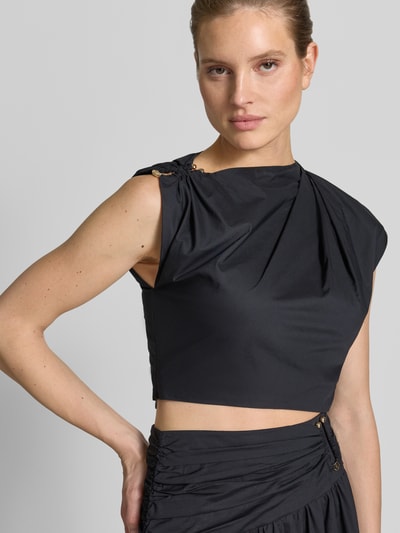 Vrouwenmodel draagt Cropped blouse in asymmetrisch design model 'Dottie' van Forever New, puur katoen, mouwloos, siergarnering, kort fit, ruglengte bij maat 36: 39 cm, nahaufnahme bovenlichaam.