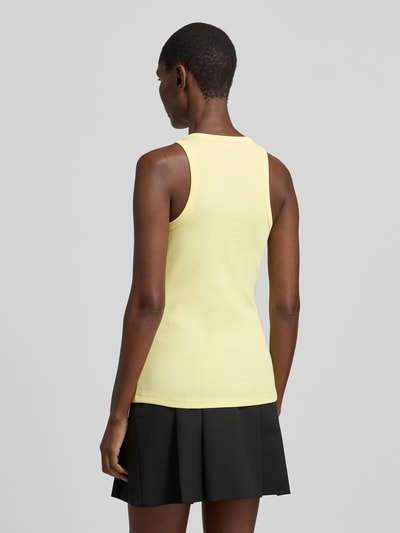 Frauenmodel trägt Slim Fit Top mit Logo-Applikation von Liu Jo White in Gelb aus elastischem Baumwoll-Mix, Rückenlänge 62 cm, Ganzkörperansicht Rückansicht.
