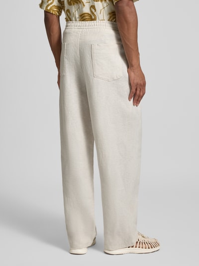 Männermodel trägt Relaxed Fit Leinenhose aus reinen Leinen von JAKE*S STUDIO MEN in Beige mit elastischem Bund, Ganzkörperansicht Rückansicht.