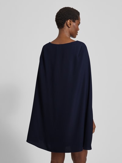 Kobiece model prezentuje ciemnogranatową sukienkę Cocktailkleid mit Rundhalsausschnitt Modell 'PETRA' od Lauren Ralph Lauren, luźny krój, widok z tyłu, kontekst: damska sukienka koktajlowa z nieprześwitującą podszewką, długość do kolan, rozmiar 36. Ganzkörperansicht Rückansicht.