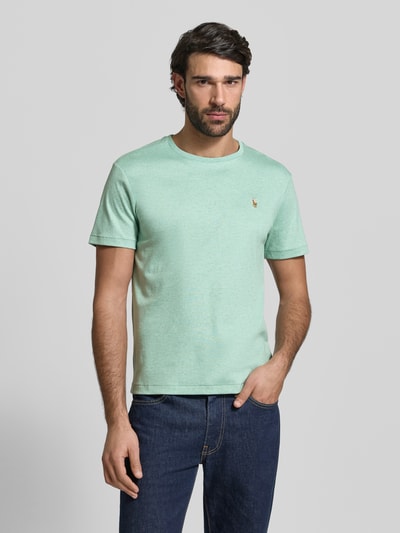 Männermodel trägt Regular Fit T-Shirt aus reiner Baumwolle von Polo Ralph Lauren in Optik: Unifarben mit Logo-Stitching, Ganzkörperansicht von vorne.