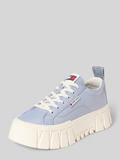Produktfoto, Low Top Sneaker aus echtem Leder Modell 'FLATFORM CHUNKY SNEAK' von Tommy Jeans in Optik: Unifarben mit Label-Prägung, runder Schuhspitze, flacher Absatzform, strukturierter Sohle, Materialverarbeitung: Glattleder, Material: echtes Rindsleder, weiße Schnürung, hellblaue Farbgebung, Produktfoto.