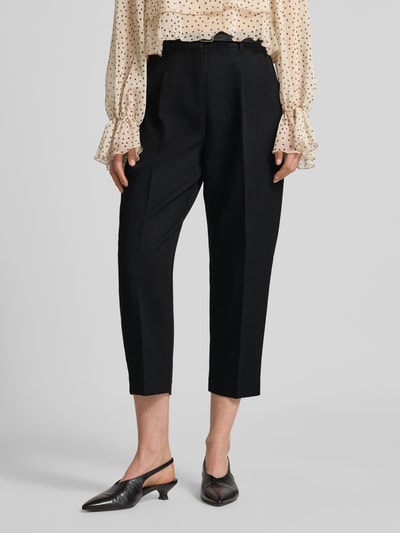 Frauenmodel trägt Barrel Fit Stoffhose mit Gürtel Modell 'ELMA' von Vero Moda, unifarben, Mid Waist, Bundfalte, Ganzkörperansicht von vorne.