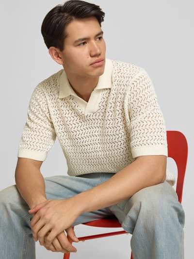 Männermodel trägt Regular Fit Poloshirt aus Baumwoll-Mix Modell 'NYLE' von Only & Sons in Strickoptik mit Strukturmuster, Nahaufnahme Oberkörper.