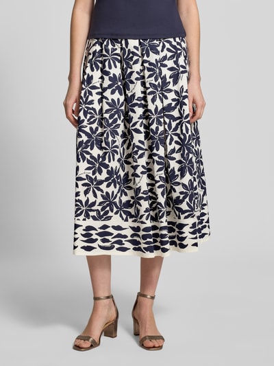 Frauenmodel trägt Faltenrock im Allover-Look mit elastischem Bund von ROBE LÉGÈRE aus Baumwoll-Elasthan-Mix, A-Linie, Midirock, Ganzkörperansicht von vorne.