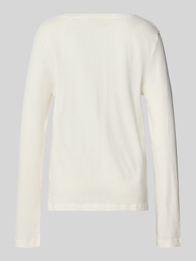 Frauenmodel trägt Regular Fit Pyjama-Oberteil aus reiner Baumwolle von Marc O'Polo, cremefarben, glatte Textur, Ganzkörperansicht Rückansicht, Damen Pyjama von Marc O'Polo.
