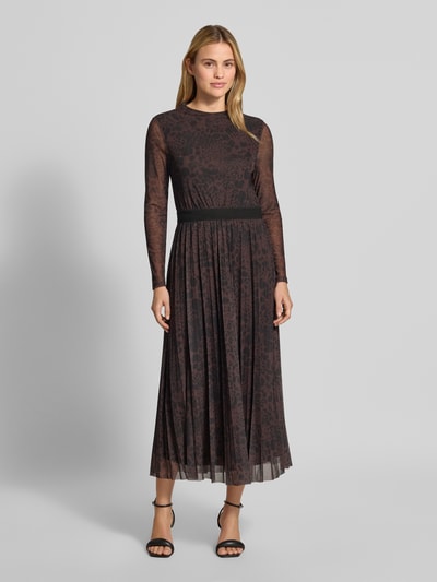 Vrouwenmodel draagt Slim Fit vrijetijdsjurk met dierenprint van s.Oliver BLACK LABEL, zwart en bruin, volledige lichaamsvoorzijde.