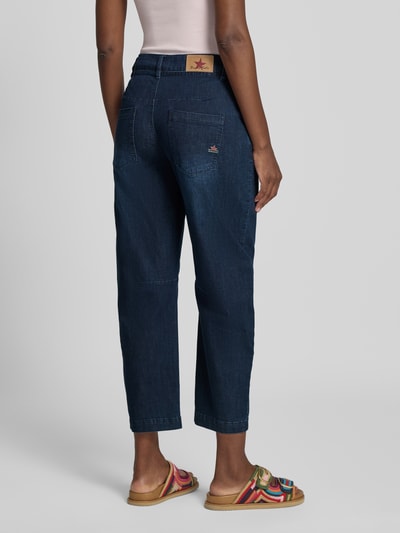 Vrouwenmodel draagt Barrel Fit Jeans met Franjes en Vetersluiting van Buena Vista, donkerblauw, mix van katoen en lyocell, steekzakken, gerafelde zoom, binnenbeenlengte maat S 68 cm, bandwijdte 38 cm, geheel vanuit achteraanzicht.