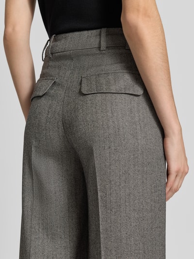 Frauenmodel trägt Wide Fit Hose mit Bügelfalten und Eingrifftaschen von windsor. aus Baumwoll-Elasthan-Mix, Detailaufnahme Rückansicht.