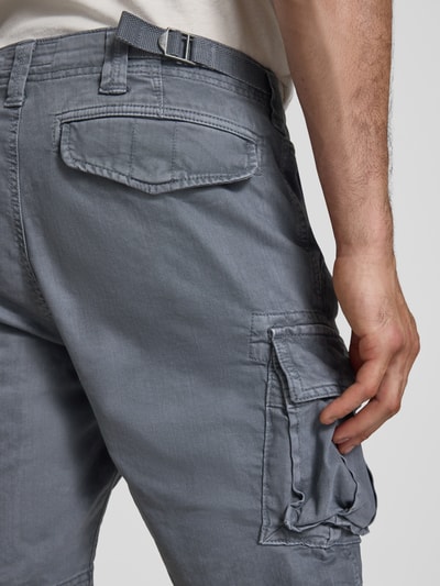 Männermodel trägt Straight Fit Shorts mit Cargo-Taschen Modell 'Core' von Superdry in Grau, Baumwoll-Mix, Nahaufnahme Rückansicht.