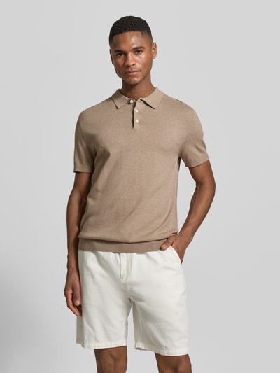 Męski model nosi Regular Fit Poloshirt aus Bio-Baumwoll-Mix Modell 'BERG' od SELECTED HOMME, melanżowa optyka, krótki rękaw, kołnierzyk polo, zapięcie na krótki guzik, sweterkowa faktura, bawełna organiczna, krój regular fit, widok całościowy z przodu.