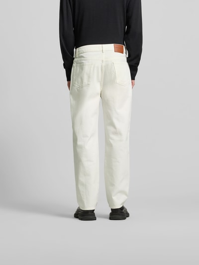 Männermodel trägt Regular Fit Jeans mit Knopfverschluss von Officine Générale in Weiß, 5-Pocket-Design, Rückansicht Ganzkörperansicht.