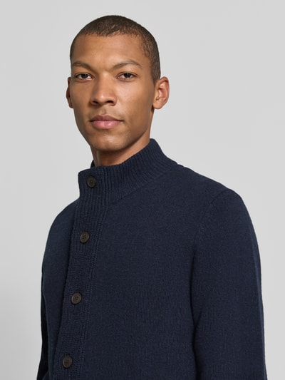 Mannenmodel draagt Cardigan met Stehkragen Essential PATCH van BARBOUR, effen kleuren, gebreide look, opstaande kraag, doorlopende knoopsluiting, lange mouw, mouw- en rompzoom geribd, Nahaufnahme Oberkörper.