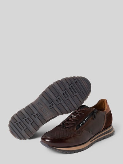 Produktfoto, Sneaker aus Leder mit Schnürung Modell 'Philip' von bugatti in Dunkelbraun, runde Spitze, strukturierte Oberfläche, Herrenschuh, Absatzhöhe 3 cm, Schafthöhe 9 cm, Schaftweite 10 cm