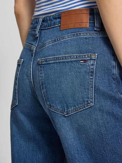 Frauenmodel trägt Straight Leg Jeans aus Baumwoll-Mix Modell 'SOPHIE' von Tommy Jeans in klassischer Denim-Optik mit Logo-Stitching und 5-Pocket-Design, Detailaufnahme Rückansicht.