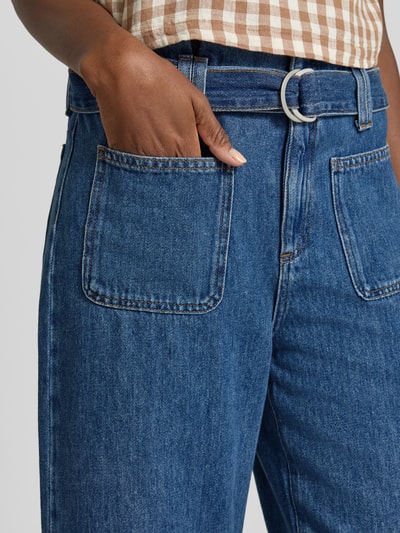 Frauenmodel trägt Jeans mit aufgesetzten Taschen und Gürtel von Jake*s Casual aus reiner Baumwolle, Nahaufnahme Oberkörper.