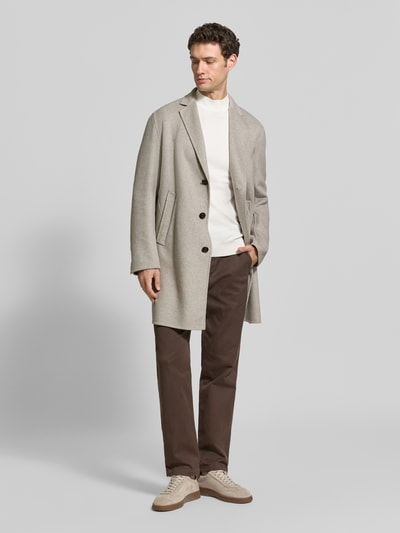 Männermodel trägt Regular Fit Mantel aus Woll-Mix mit Kaschmir-Anteil Modell 'Daviot' von JOOP! COLLECTION in Beige, Ganzkörperansicht von vorne.