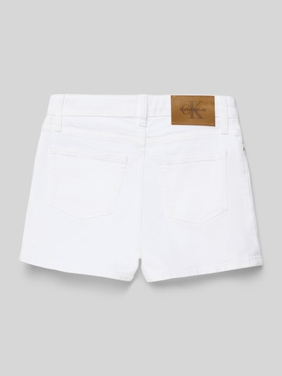 Produktfoto, weiße Jeansshorts mit Label-Detail von Calvin Klein Jeans aus Baumwoll-Elasthan-Mix, zwei Gesäßtaschen, Rückansicht