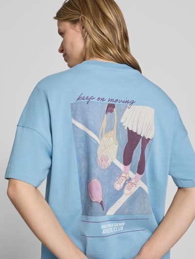 Frauenmodel trägt Oversized T-Shirt aus reiner Baumwolle von Marc O'Polo Denim, Optik: Unifarben, Passform: Oversized, Applikation: Foto-Print, Rundhals, Ärmelform: Kurzarm, Materialverarbeitung: Jersey, Rückansicht, Nahaufnahme Oberkörper.