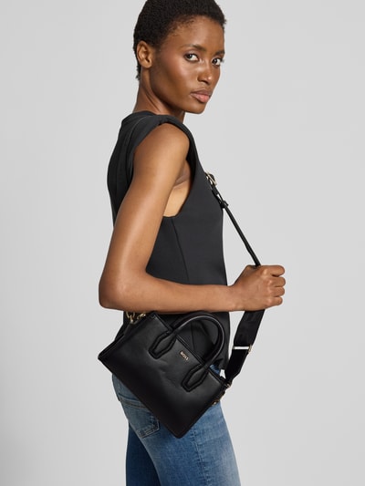 Frauenmodel trägt eine schwarze Umhängetasche mit Label-Detail Modell 'Sandy SM Tote' von BOSS, Damen Umhängetasche, Ganzkörperansicht Rückansicht.