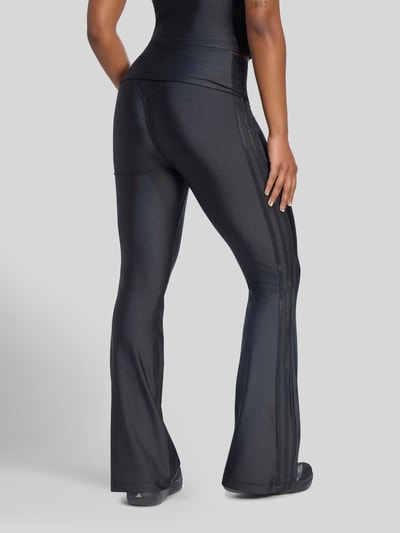 Frauenmodel trägt schwarze Slim Fit Sport-Leggings mit CLIMACOOL Technologie von adidas, Damen Sport-Leggings von adidas Training, Ganzkörperansicht Rückansicht.