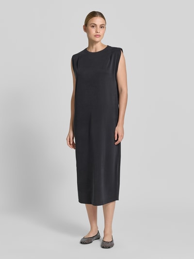 Modelka kobieca nosi Midikleid aus Modal-Mix mit Rundhalsausschnitt od Jake*s Collection, czarny kolor, prosty krój, rozcięcie z boku, Szerokość w rozmiarze S: 57 cm, długość pleców: 118 cm, widok całopostaciowy z przodu.