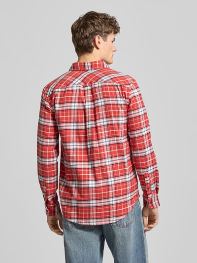 Mannelijk model draagt Regular Fit Flanellhemd aus reiner Baumwolle van Tommy Jeans, rood-wit-blauw ruitpatroon, katoenflanel. Volledige achterkant.