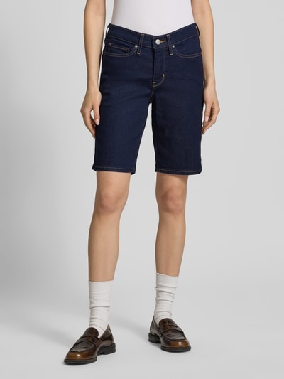 Kobiece model prezentuje Bermuda mit 5-Pocket-Design von Levi's® 300, tkanina stylizowana na denim, krój slim fit, 5 kieszeni, mieszanka bawełny, całkowity widok z przodu.