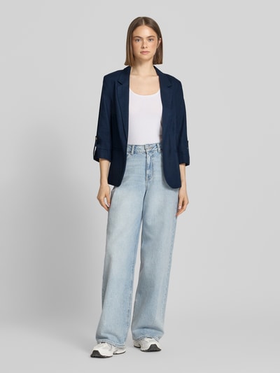Frauenmodel trägt Relaxed Fit Blazer aus Viskose-Leinen-Mix Modell 'GOA' von Only, Optik: Unifarben, Reverskragen, 3/4-Arm, Leistentaschen, Ganzkörperansicht von vorne.