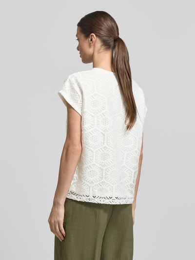 Kobiece model nosi damski t-shirt Boxy Fit T-Shirt mit semitransparentem Besatz Modell 'IRIS' od Vero Moda, efekt: jednolity kolor, wzór: abstrakcyjny, obszycie: półprzezroczysty materiał, dekolt w serek, bez rękawów, wykończenie materiału: ażurowy wzór, stretch. Widok sylwetki z tyłu.