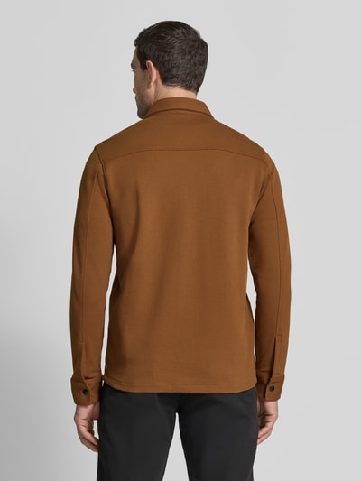 Männermodel trägt relaxed fit heren vrijetijdsoverhemd van katoenmix model 'JACKIE' van Selected Homme in bruin, Ganzkörperansicht Rückansicht.