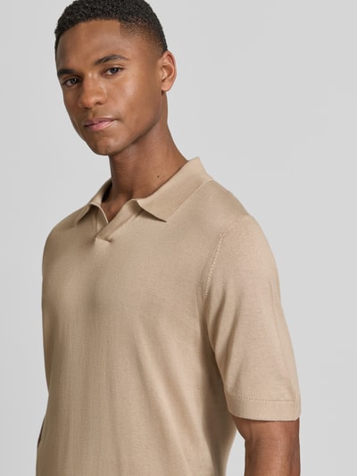 Męski model nosi Slim Fit Poloshirt aus Lyocell-Baumwoll-Mix od OLYMP Level Five, beżowy, kołnierzyk polo, krótki rękaw, długość tyłu w rozmiarze M: 68 cm, mieszanka lyocellu i bawełny, półzbliżenie na górną część ciała