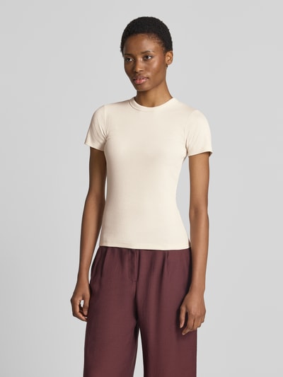 Vrouwenmodel draagt Regular Fit t-shirt uit mix van katoen van OPUS in licht beige, gladde textuur, bordeauxrode broek, vooraanzicht bovenlichaam