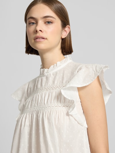 Frauenmodel trägt Regular Fit Blusentop aus reiner Baumwolle Modell 'KATTI' von Only, florales Allover-Muster, Rüschenkragen, Popeline, Nahaufnahme Oberkörper.