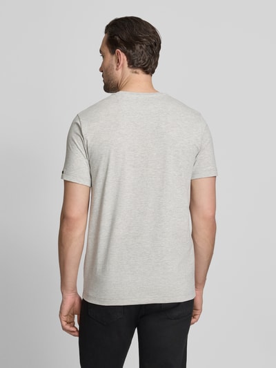 Męski model nosi T-Shirt mit Label-Details und Rundhalsausschnitt od PME Legend w kolorze jasnoszarym, mieszanka bawełny i elastanu, krój regular fit, długość tyłu w rozmiarze M: 70 cm, całkowity widok z tyłu.