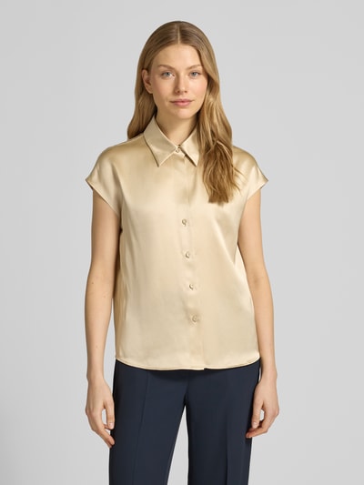Frauenmodel trägt Regular Fit Bluse aus Seide mit Knopfleiste von Luisa Cerano, beige glänzend, Hemdblusenkragen, Ganzkörperansicht von vorne.