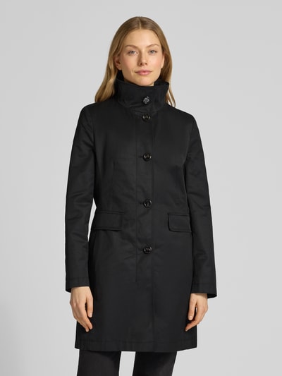 Frauenmodel trägt Kurzmantel mit Stehkragen und Pattentaschen von Gil Bret, schwarzer Baumwoll-Mix, Slim Fit, Ganzkörperansicht von vorne.