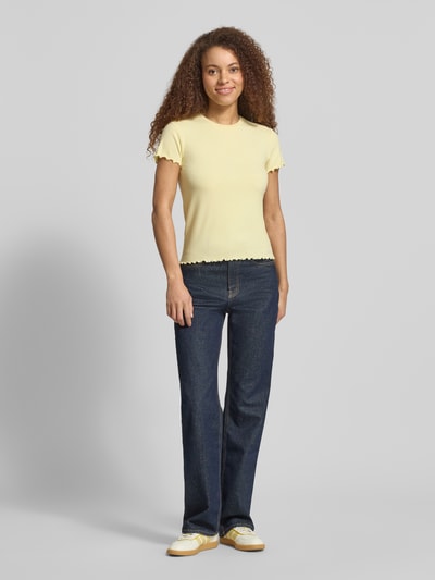 Frauenmodel trägt Slim Fit T-Shirt mit Viskose-Anteil Modell 'NICCA' von Pieces, Optik: Unifarben, Materialverarbeitung: Ripp, Ganzkörperansicht von vorne.